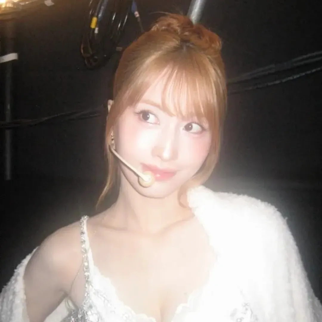 Foto terbaru Momo (TWICE)