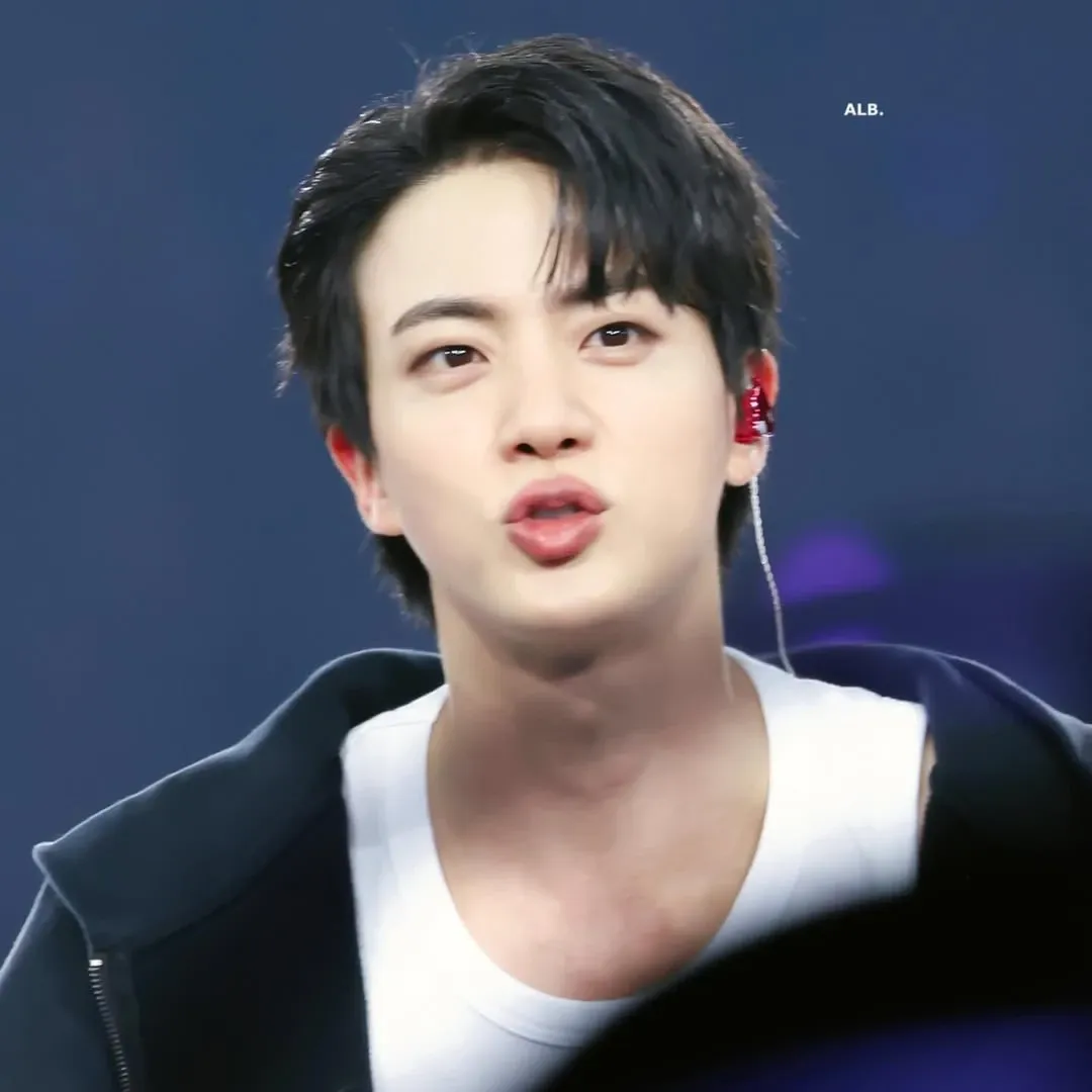 Momen yang diabadikan oleh penggemar Jin (BTS)