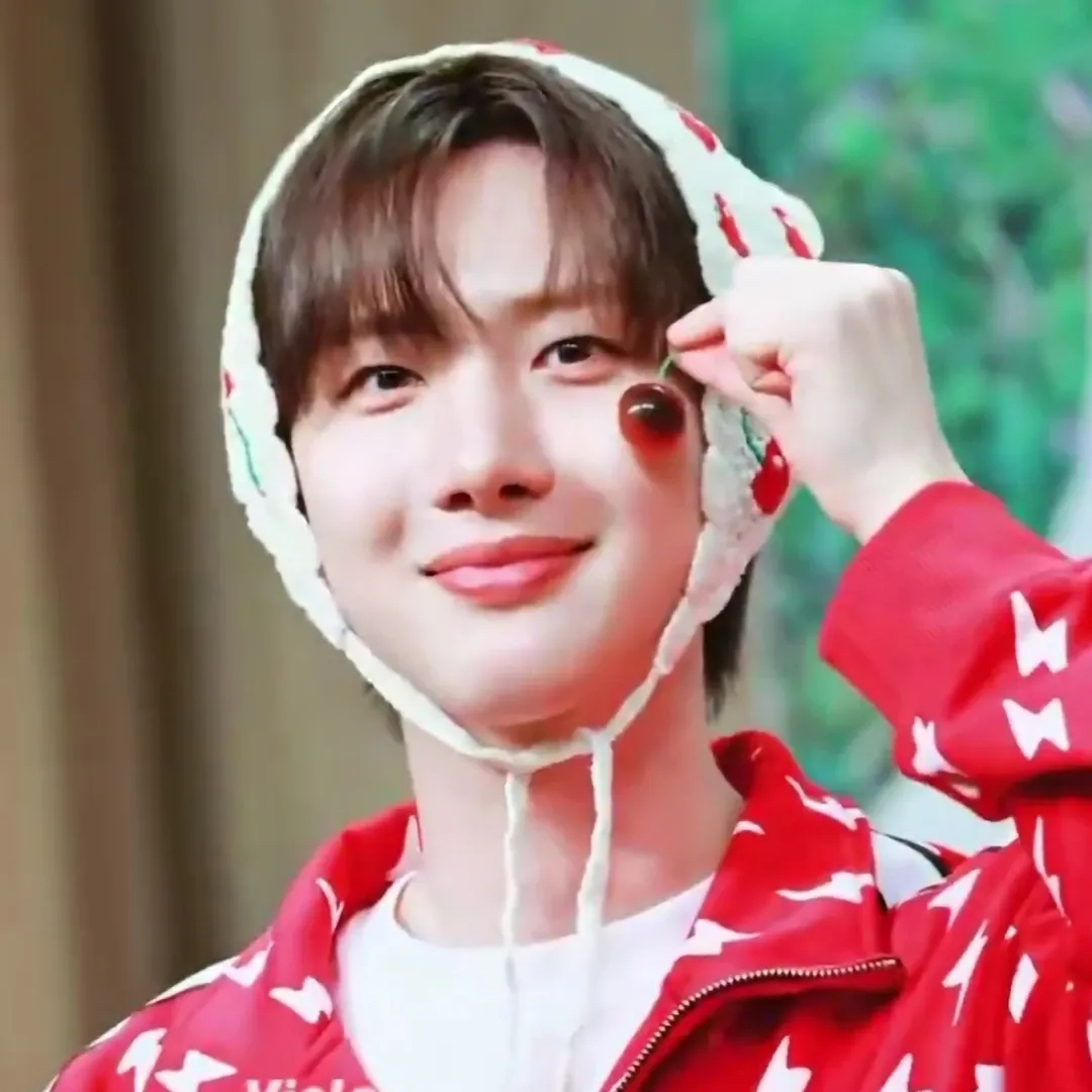 A moment captured by Hui (PENTAGON)'s fan