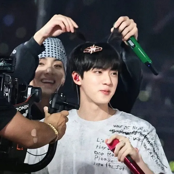 진 (방탄소년단) 최근 활동샷
