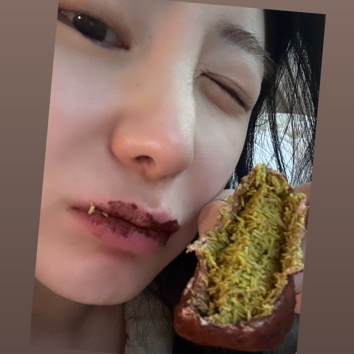 A moment captured by Lee Chaeyeon's fan