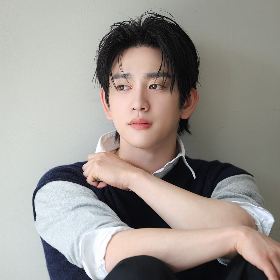Behind-the-scenes cut of Jinyoung (GOT7)