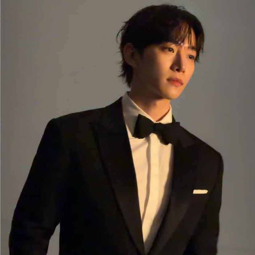 Behind-the-scenes cut of Junho (2PM)