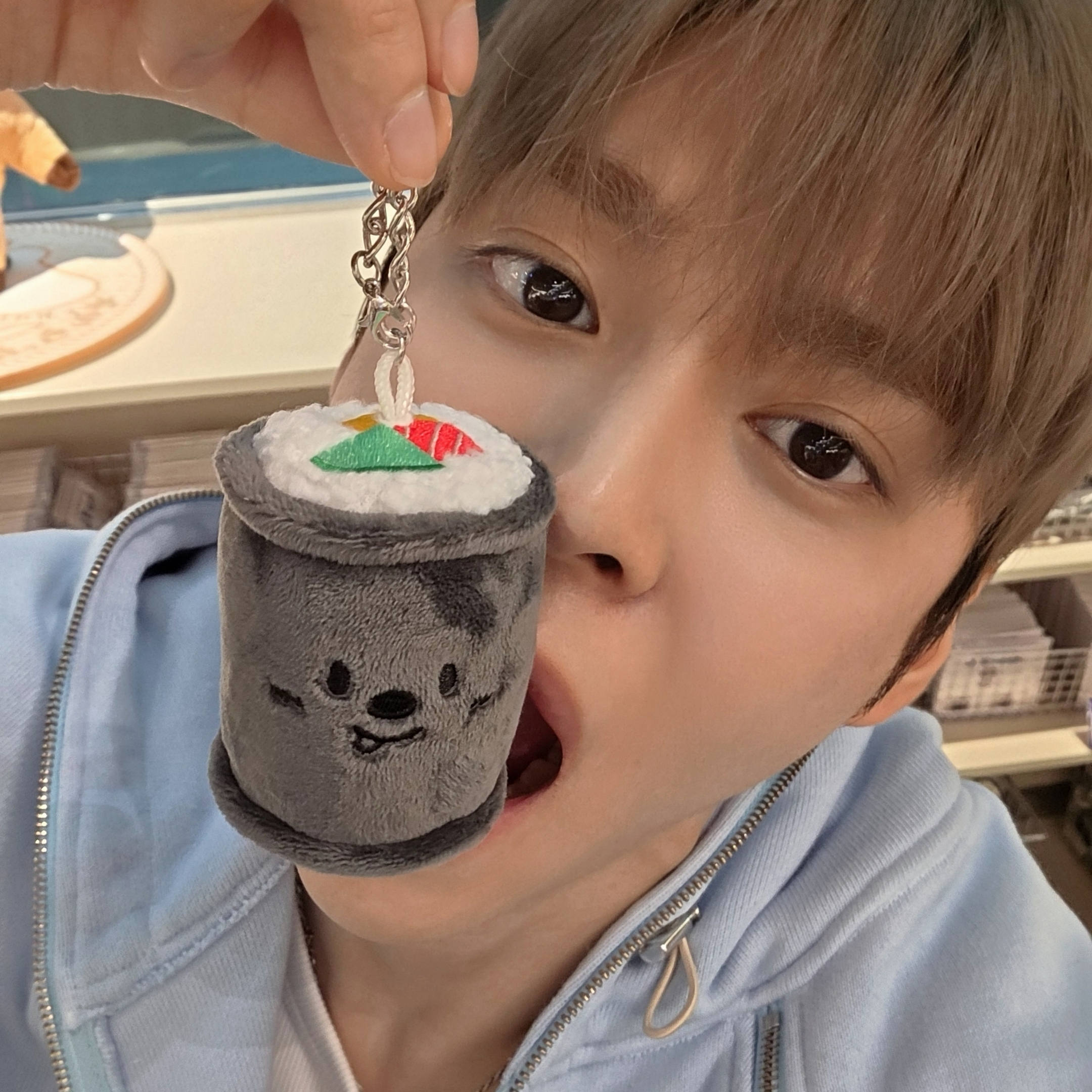 Momen yang diabadikan oleh penggemar Eunseok (RIIZE)