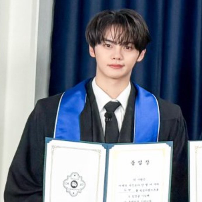 A moment captured by Kim Gyuvin (ZEROBASEONE)'s fan