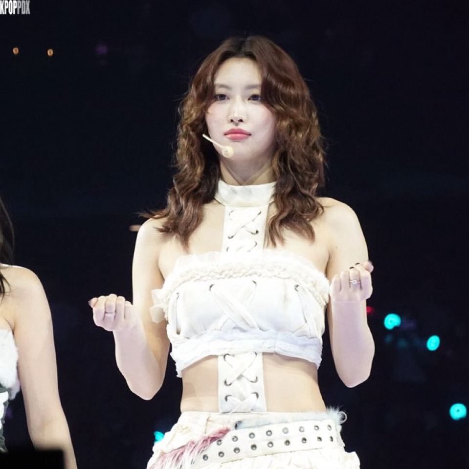 모모 (TWICE)의 최신 사진