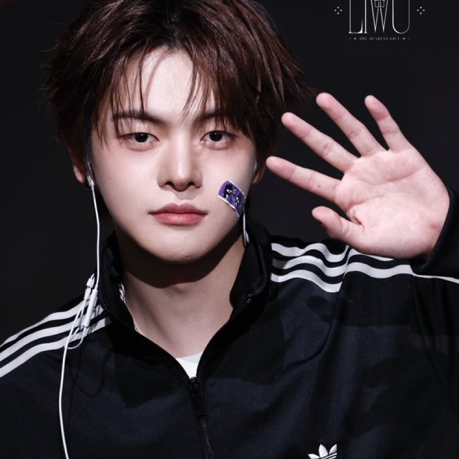 A moment captured by Lee Leo (ALPHA DRIVE ONE)'s fan