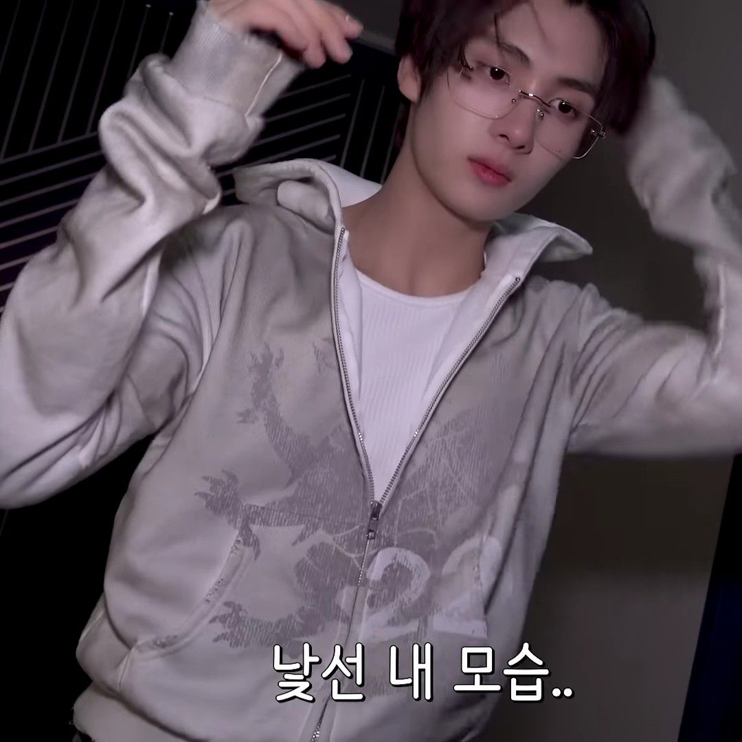 Latest photo of Youngjae (TWS)