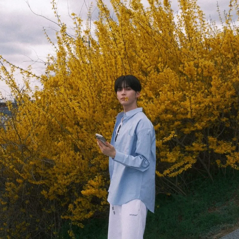 Recent activity shot of Sung Hanbin (ZEROBASEONE)