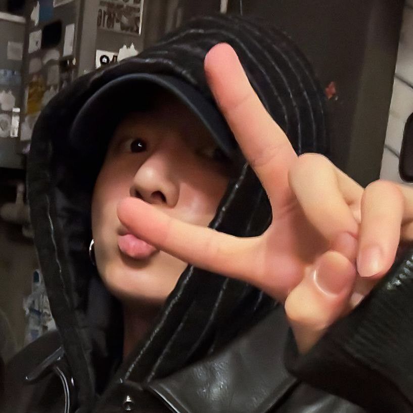 Foto aktivitas terbaru Jungkook (BTS)