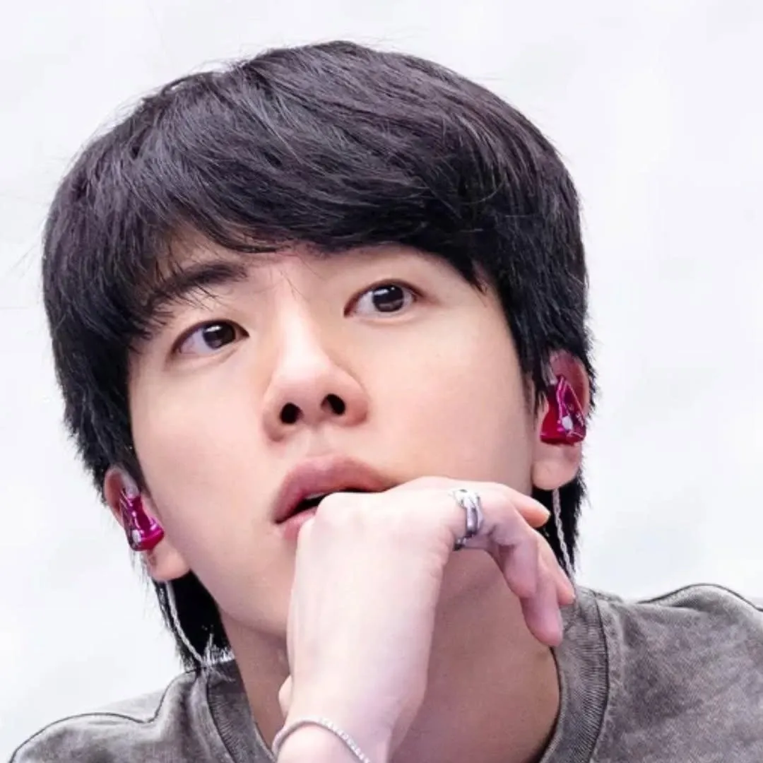 Foto aktivitas terbaru Jin (BTS)