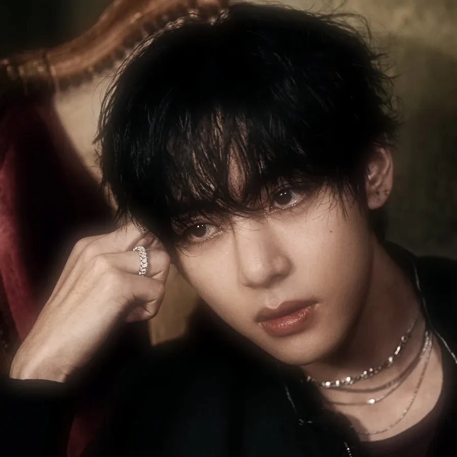 뷔 (방탄소년단)의 최신 사진