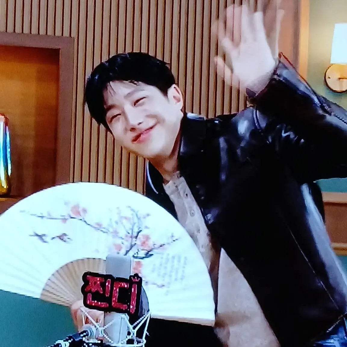 A moment captured by Jinjin (ASTRO)'s fan