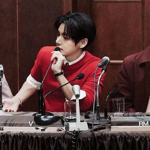 뷔 (방탄소년단)의 최신 사진