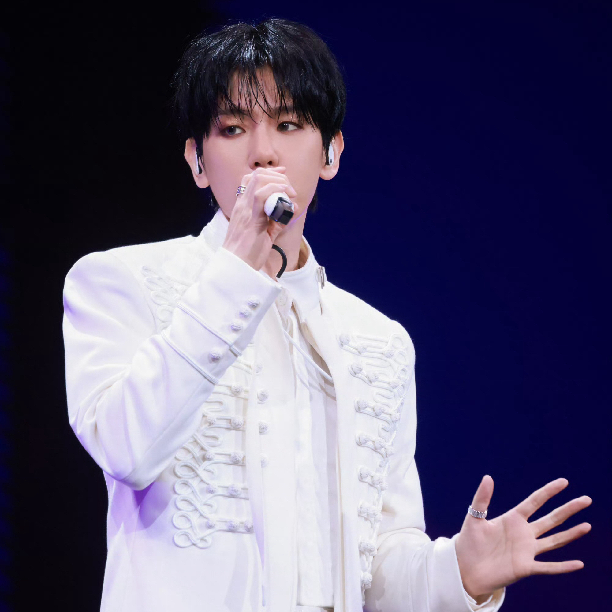 백현 (EXO)의 비하인드 컷