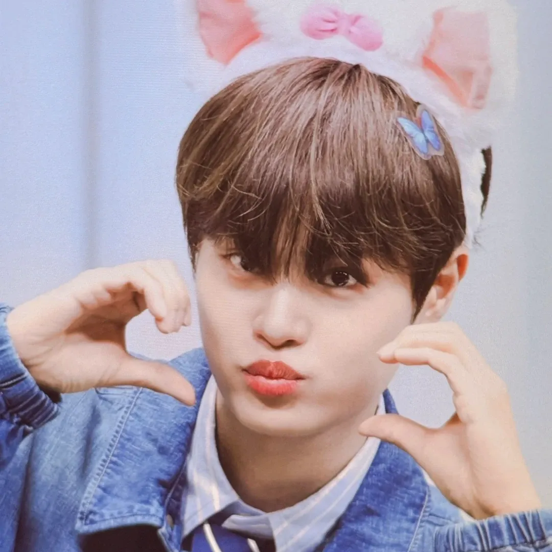 A moment captured by Lee Daehwi (AB6IX)'s fan