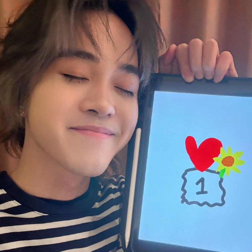 A moment captured by THI-O (NexT1DE)'s fan