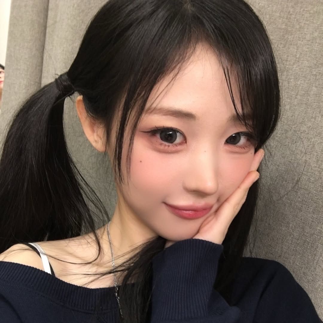 Recent activity shot of Hina (QWER)