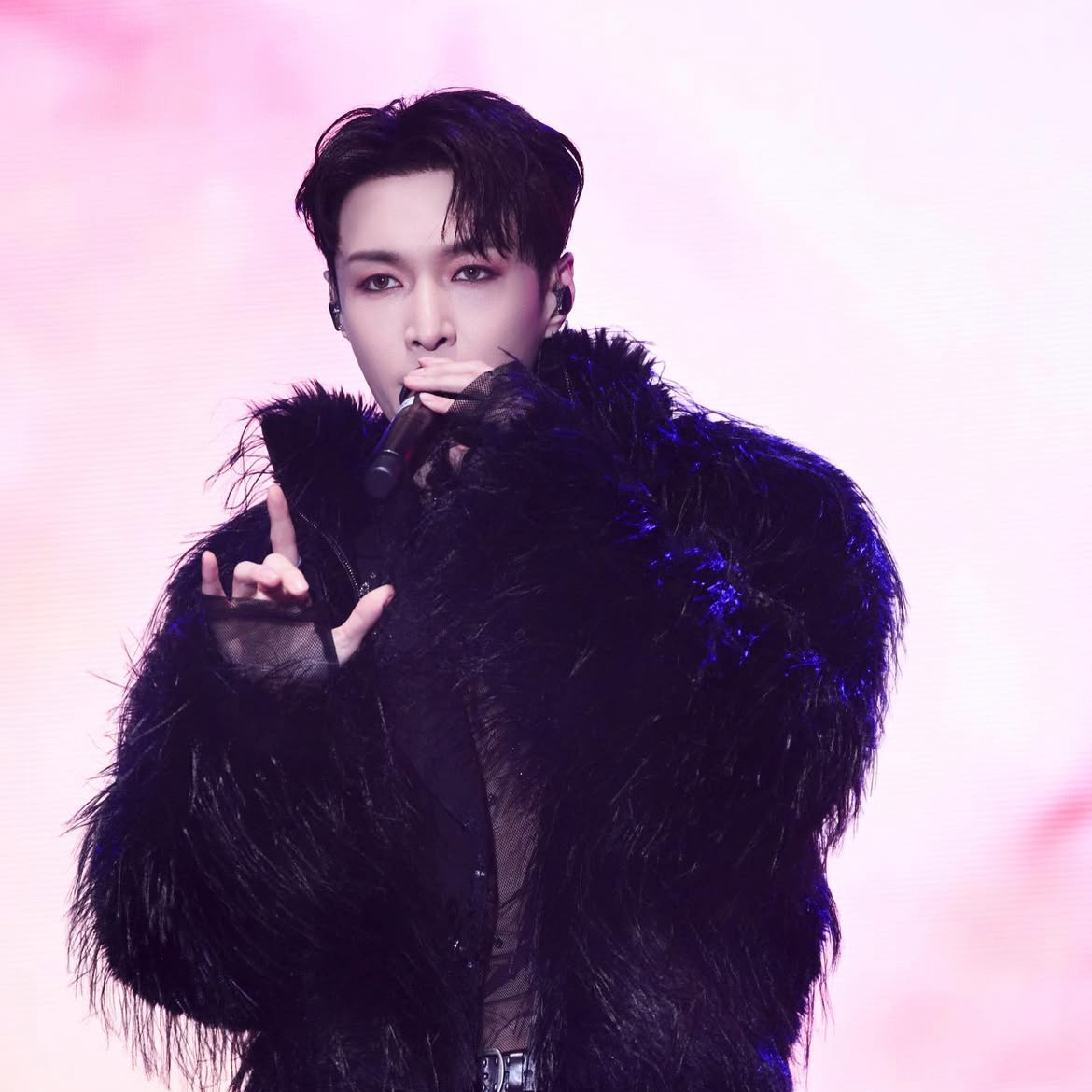 Behind-the-scenes cut of Lay (EXO)