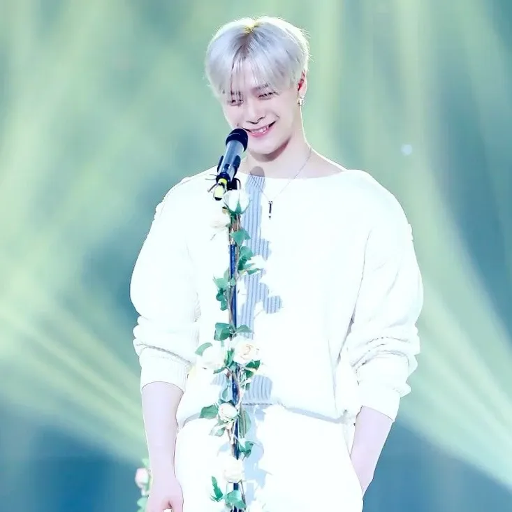 A moment captured by MJ (ASTRO)'s fan