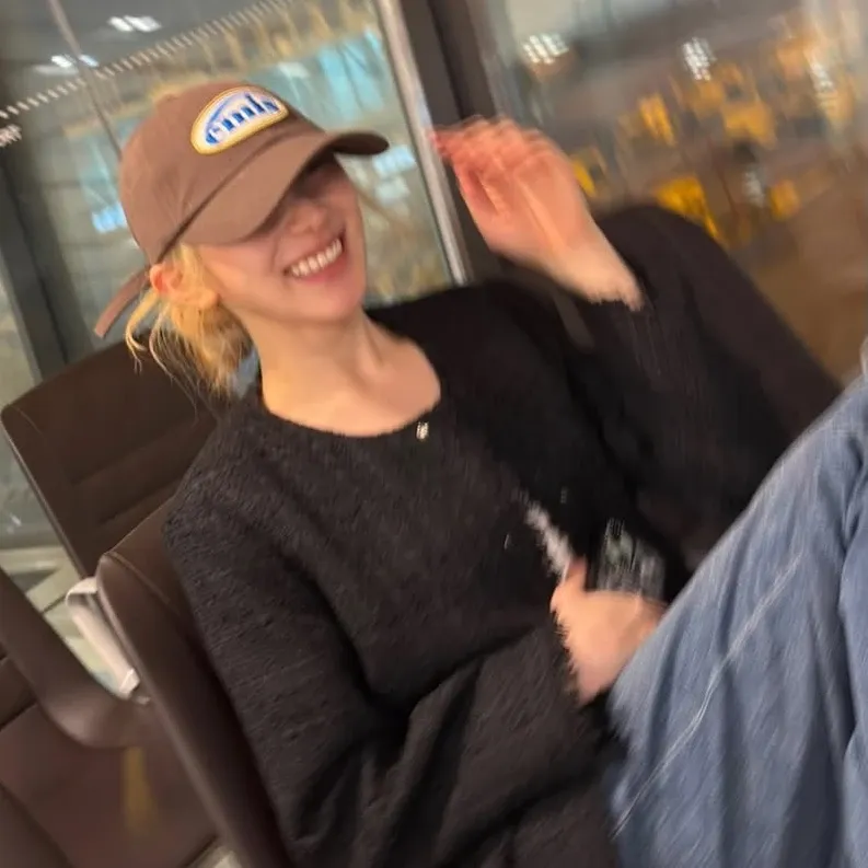 A moment captured by Lee Chaeyeon's fan