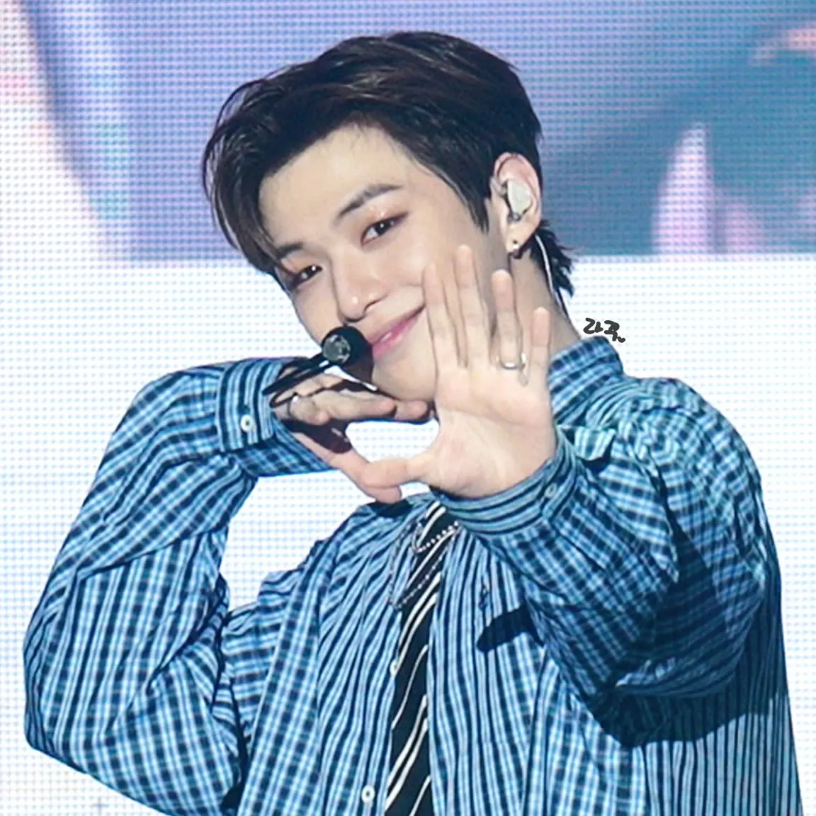 강다니엘의 비하인드 컷