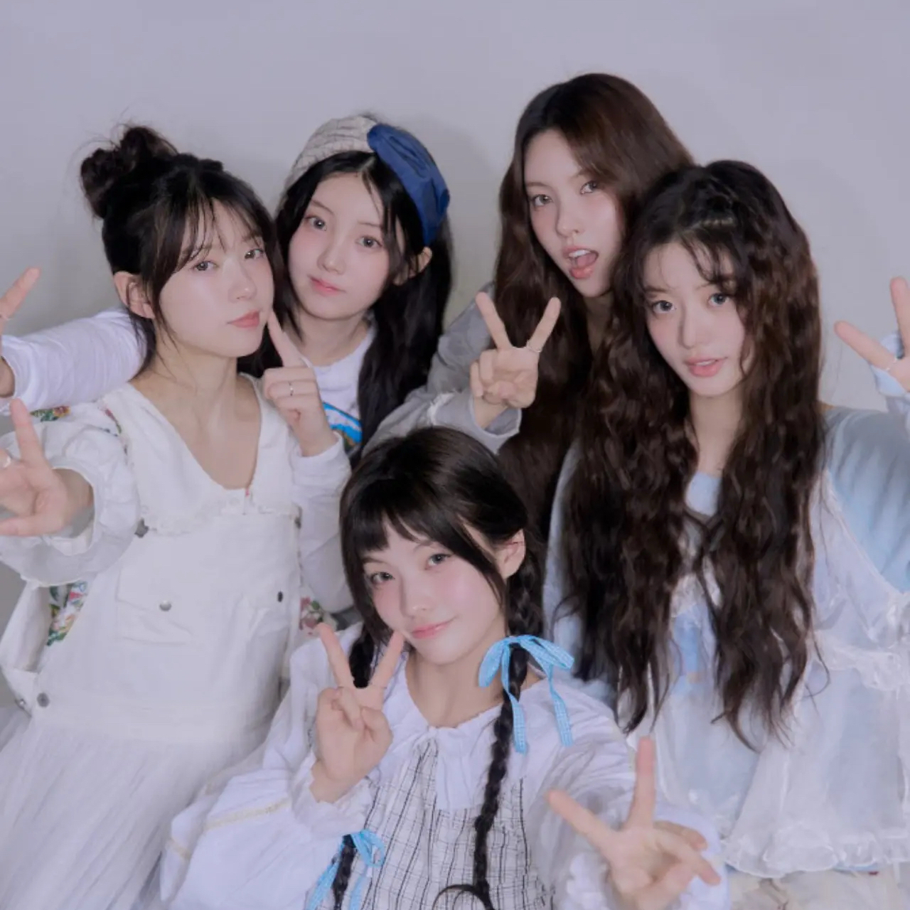 Behind-the-scenes cut of ILLIT