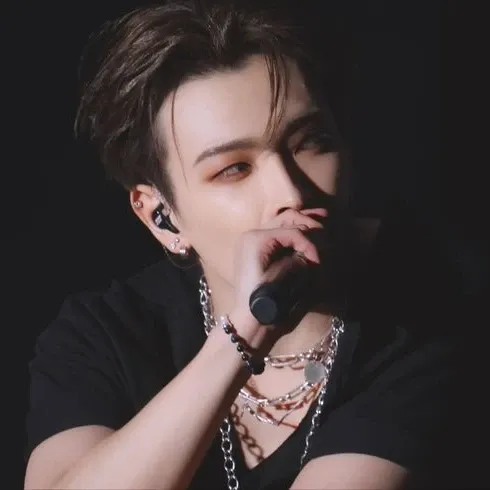 弘中 (ATEEZ)的最新照片