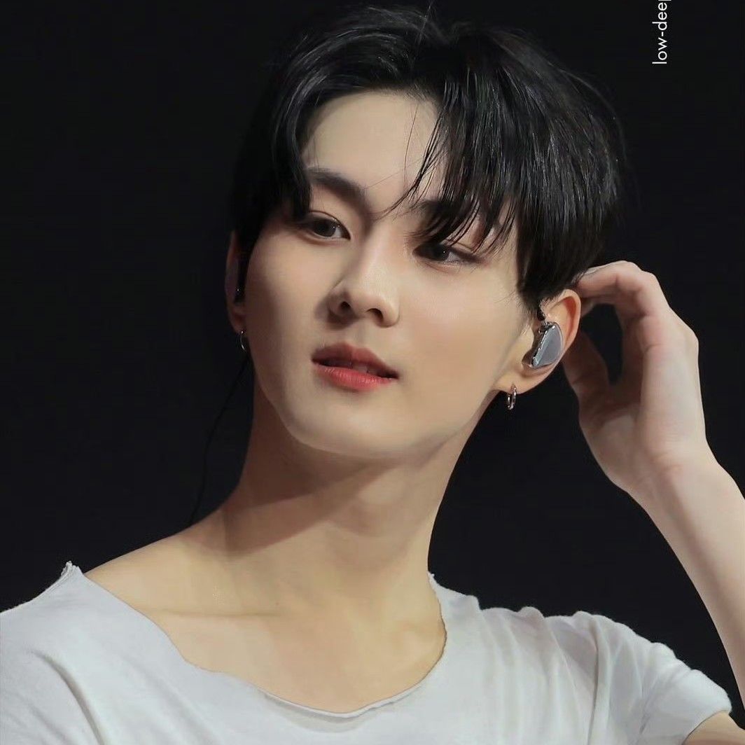 Behind-the-scenes cut of Jungwon (ENHYPEN)