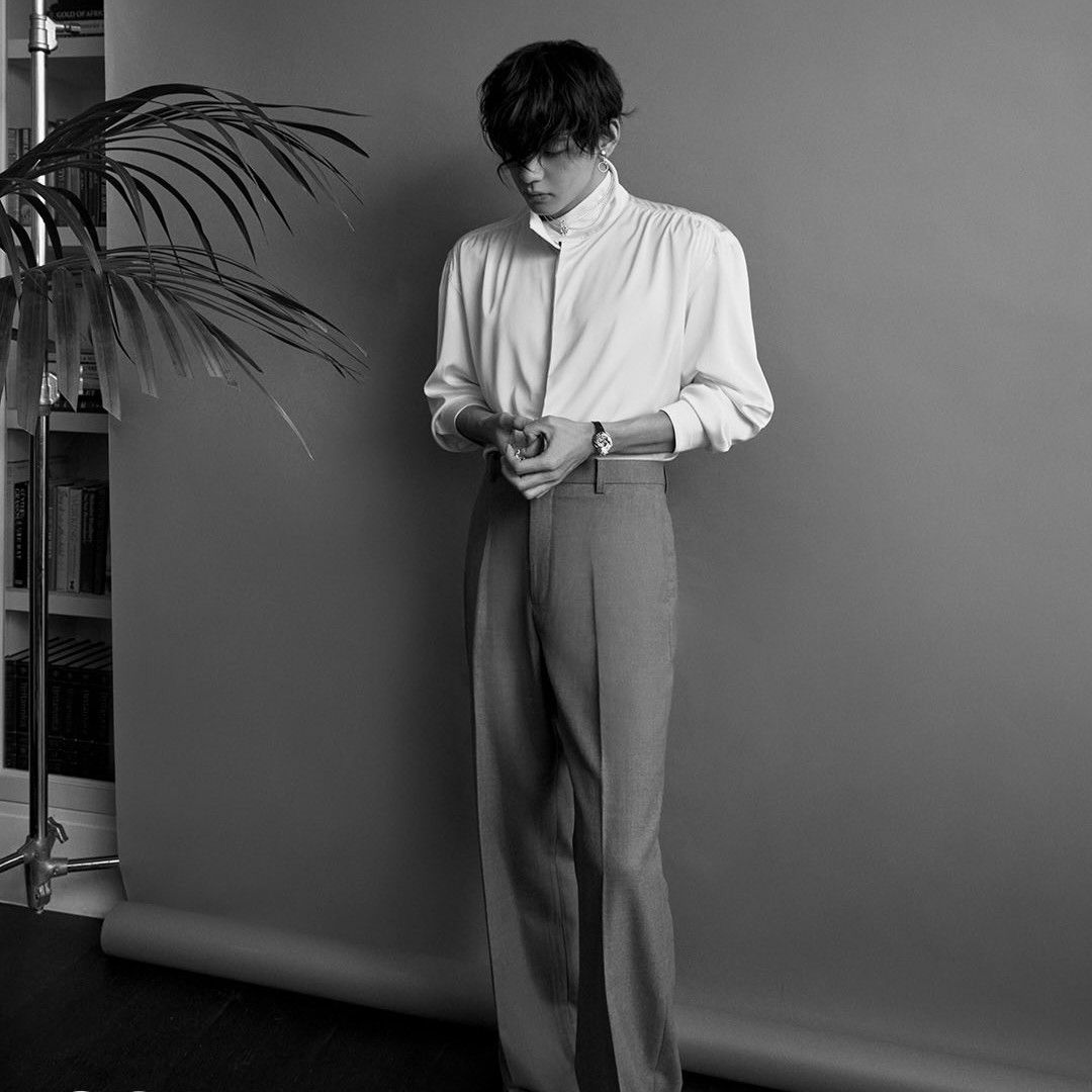 뷔 (방탄소년단)의 최신 사진