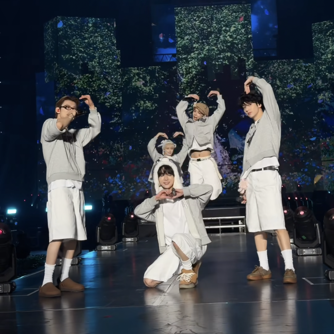 Foto aktivitas terbaru TOMORROW X TOGETHER