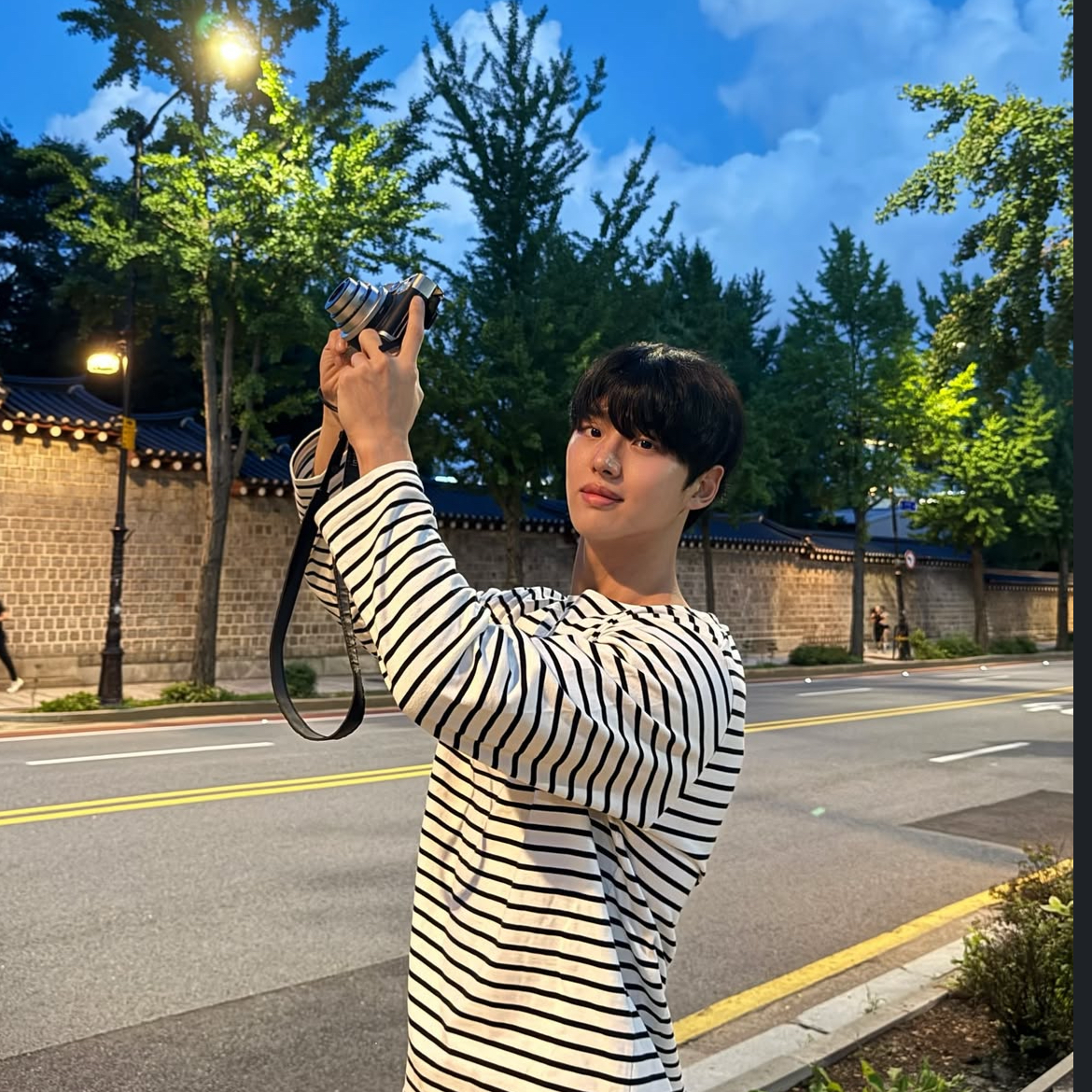 A moment captured by Hongseok (PENTAGON)'s fan