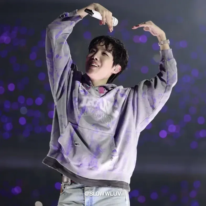 Foto aktivitas terbaru j-hope (BTS)