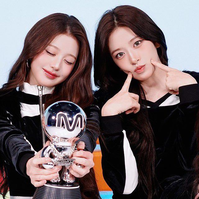 A moment captured by IVE's fan