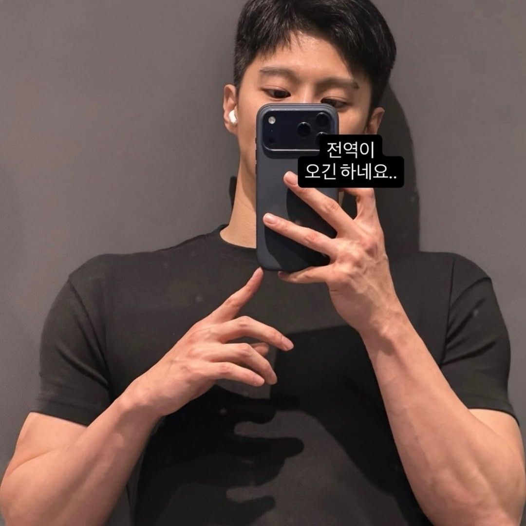 Behind-the-scenes cut of Kim Wooseok