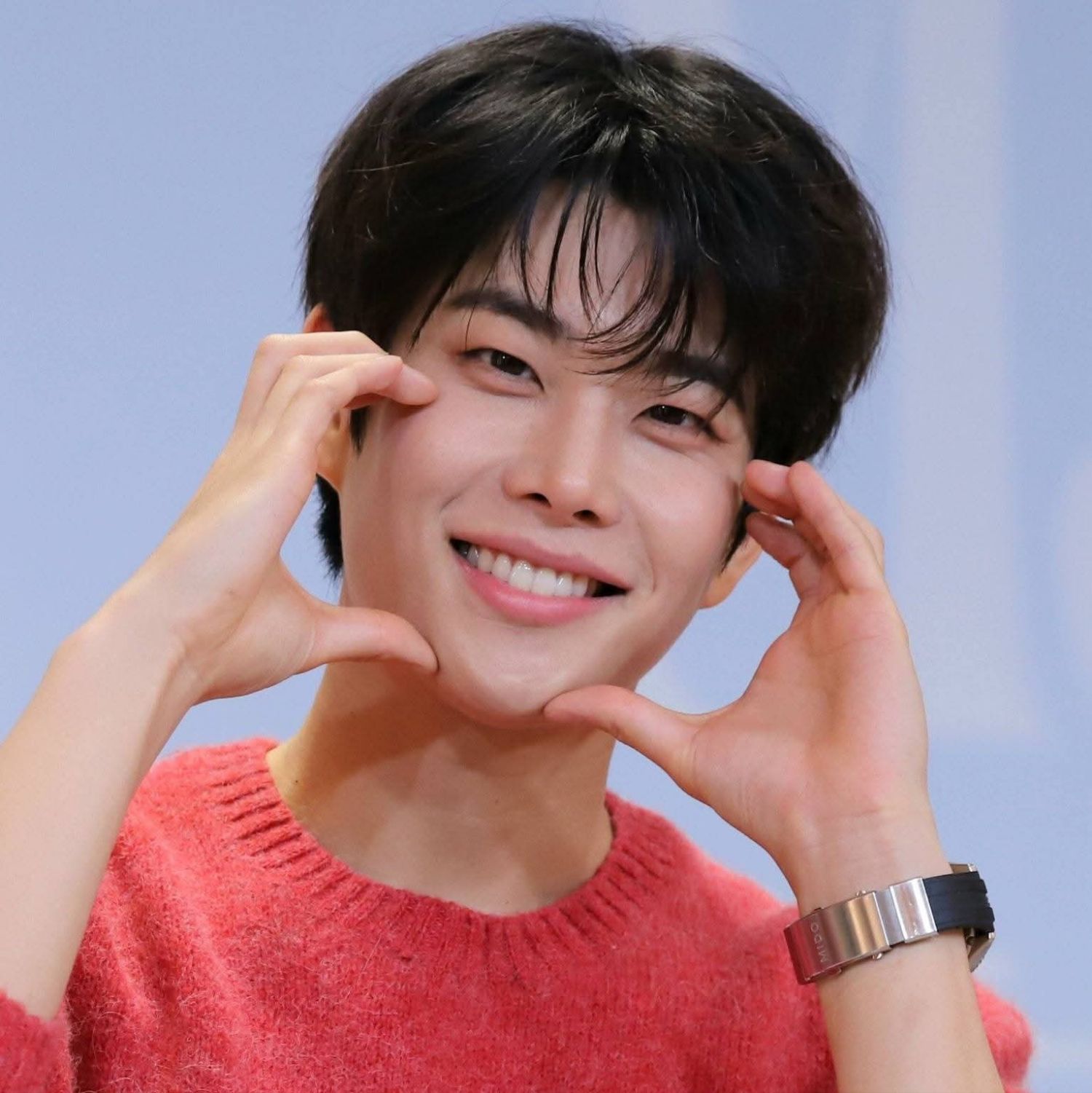 A moment captured by MJ (ASTRO)'s fan