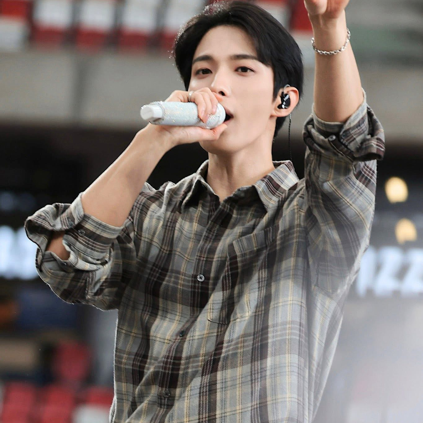 Behind-the-scenes cut of SEVENTEEN