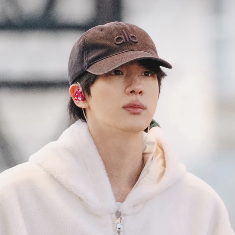 Foto aktivitas terbaru Jin (BTS)