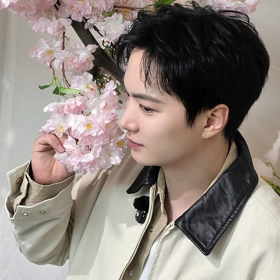 A moment captured by Kim Jonghyeon's fan