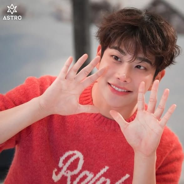 A moment captured by MJ (ASTRO)'s fan