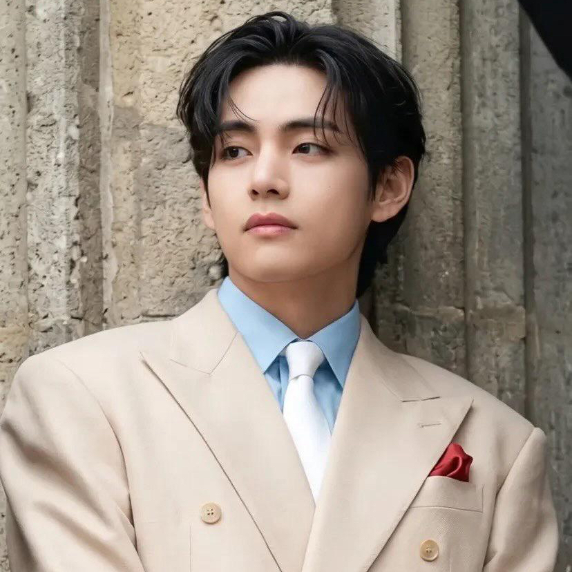 뷔 (방탄소년단)의 최신 사진