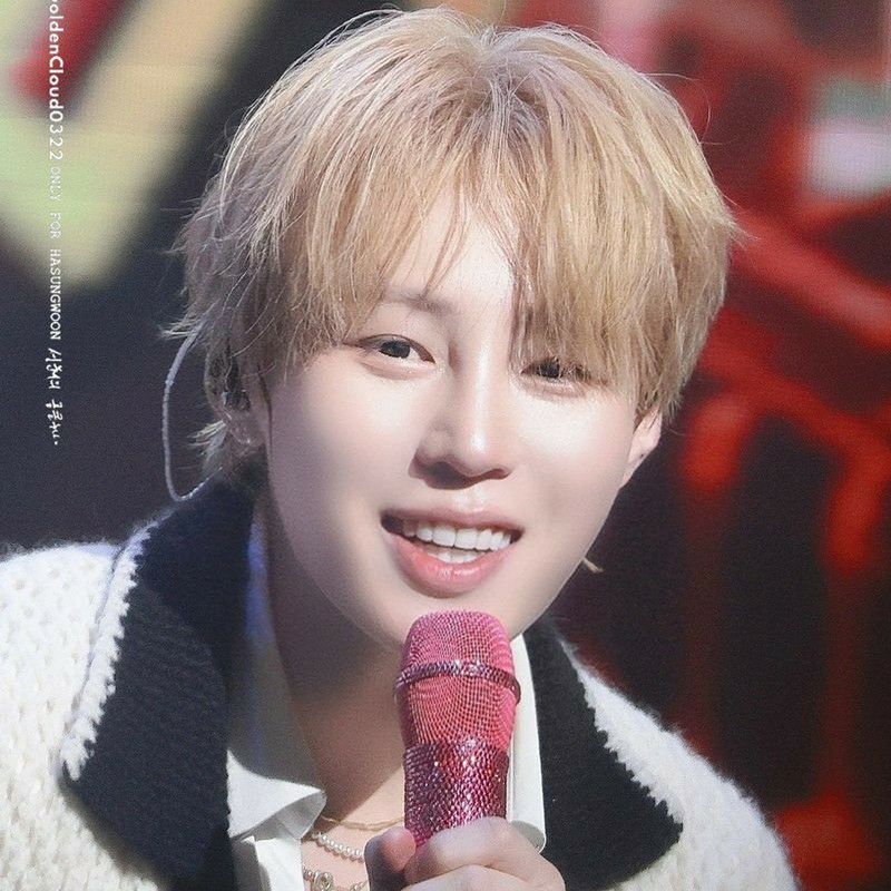 A moment captured by Ha Sungwoon's fan