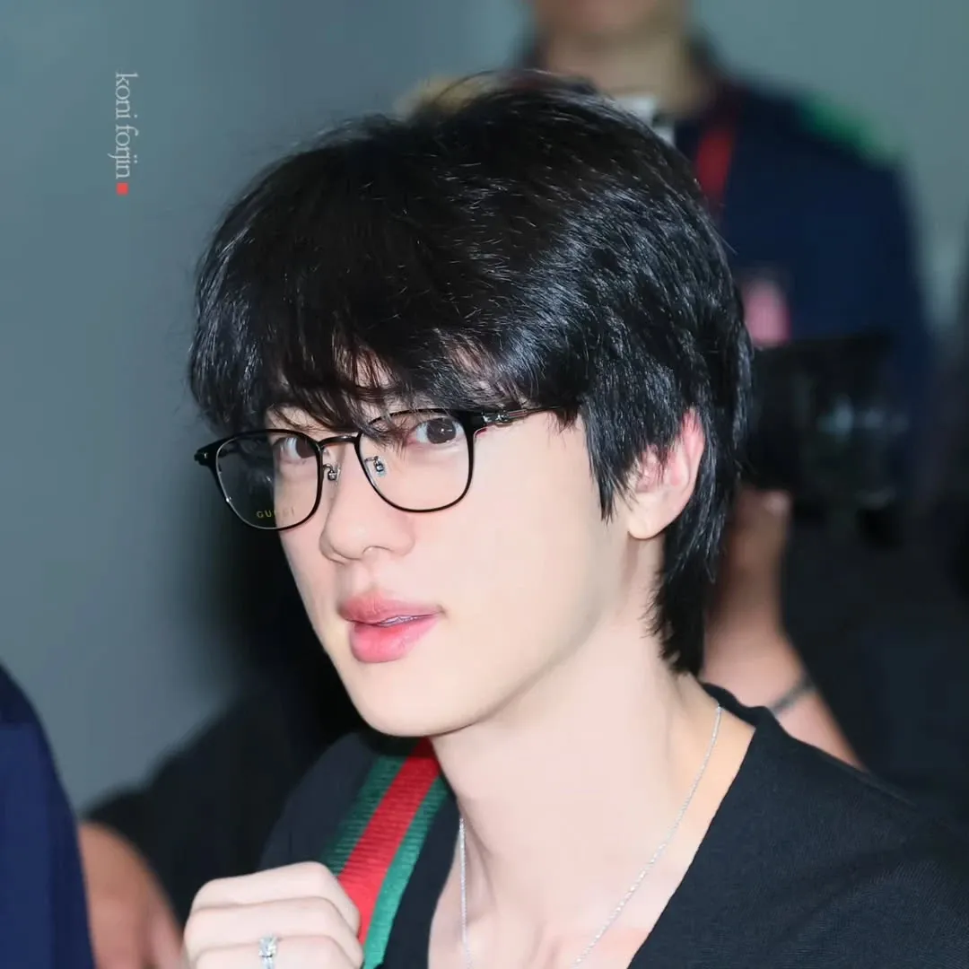 Foto aktivitas terbaru Jin (BTS)