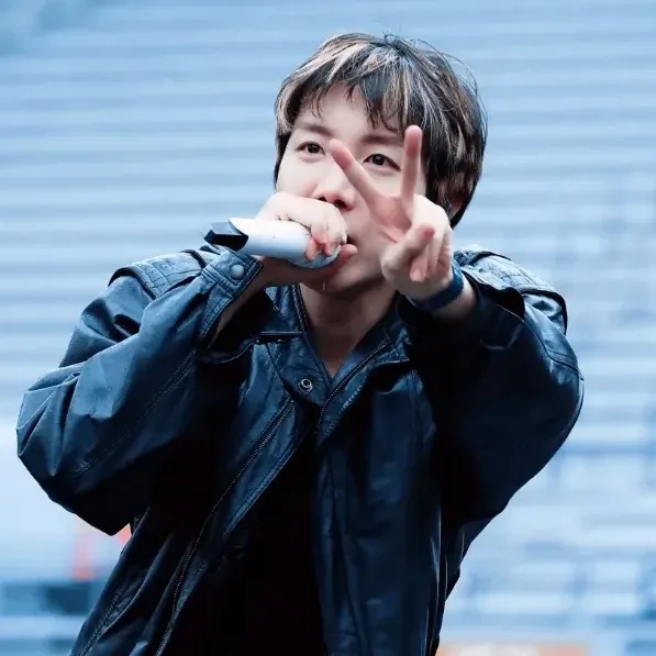 Momen yang diabadikan oleh penggemar j-hope (BTS)