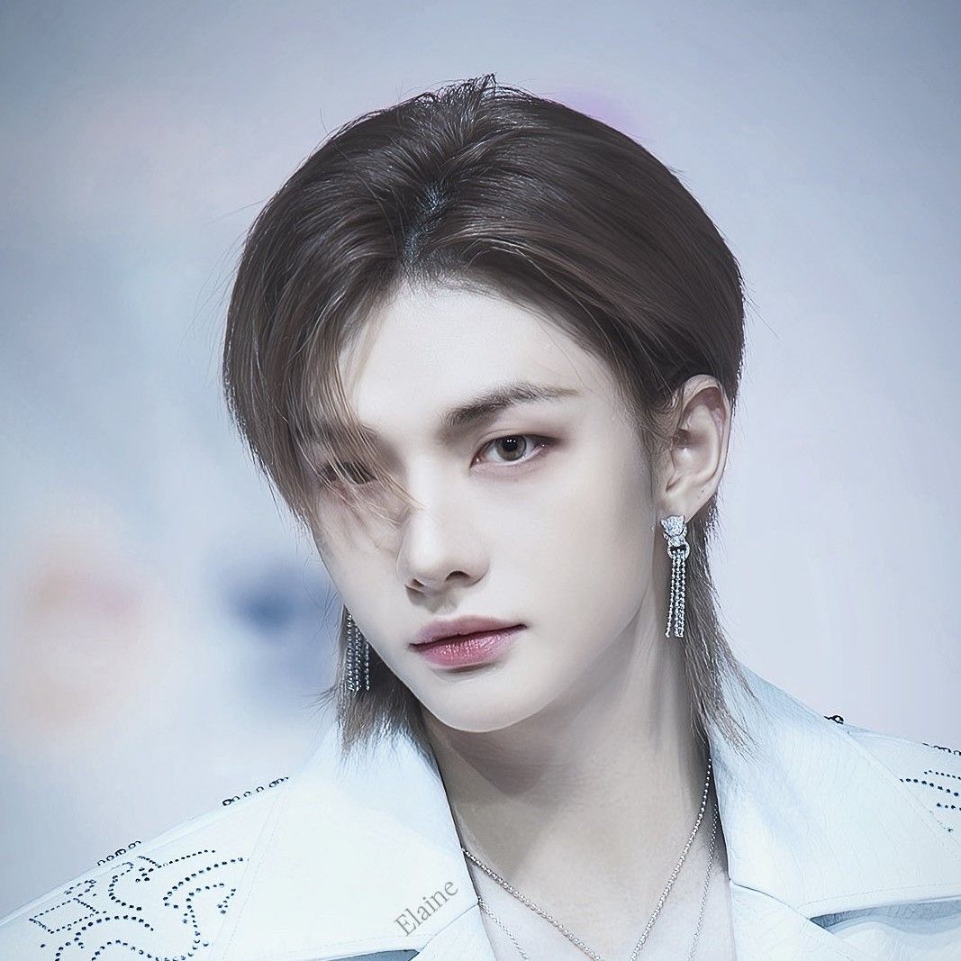 Foto aktivitas terbaru Hyunjin (Stray Kids)