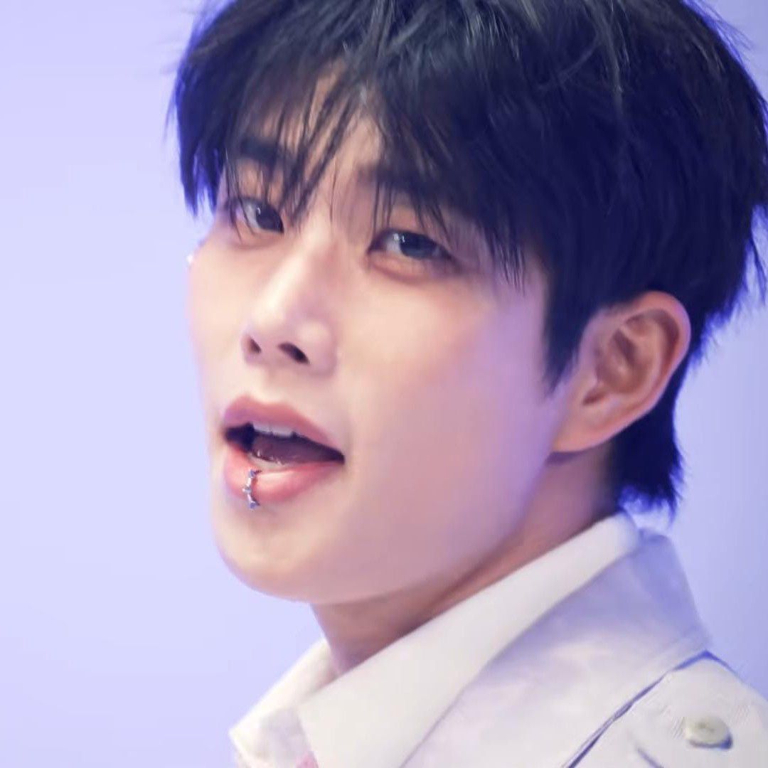 A moment captured by MJ (ASTRO)'s fan