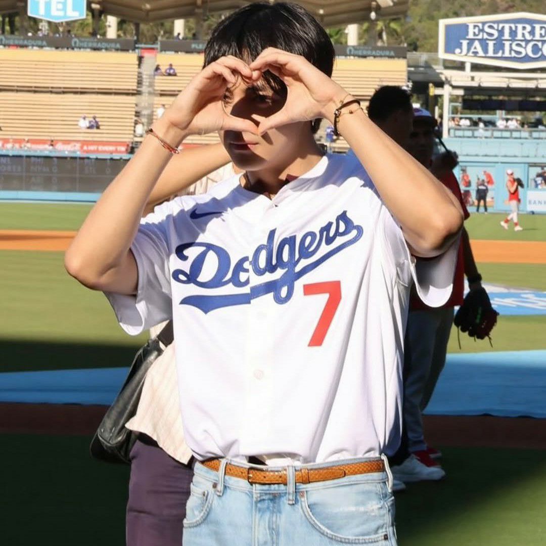 Foto aktivitas terbaru V (BTS)