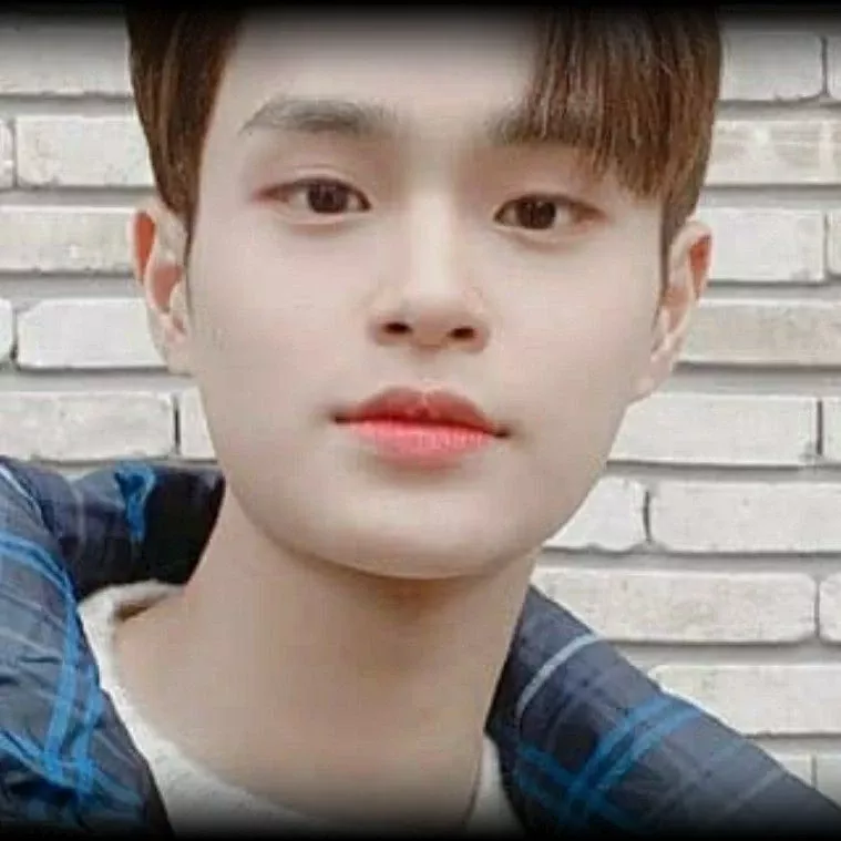 Foto aktivitas terbaru Lee Daehwi (AB6IX)