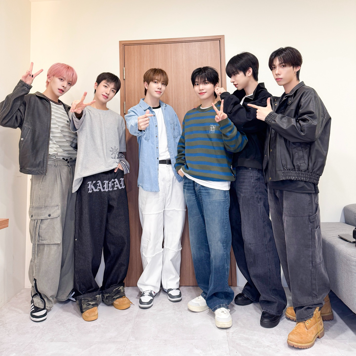 Behind-the-scenes cut of n.SSign