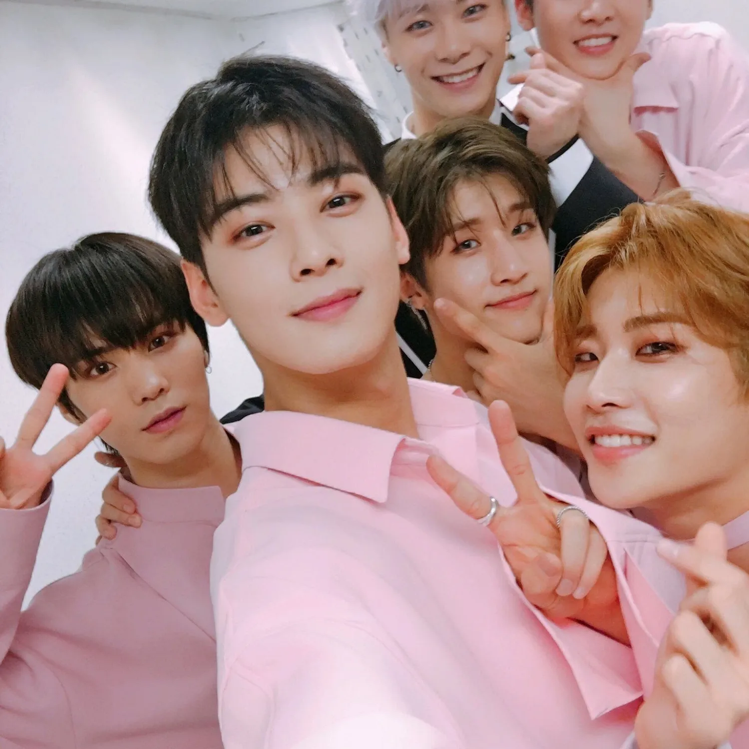 아스트로의 최신 사진